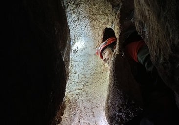 Espeolólogos hallan restos de una pintura rupestre en una cueva del Alto Guadalquivir