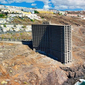 Adiós al mamotreto de Tenerife, medio siglo de hotel fantasma frente al mar