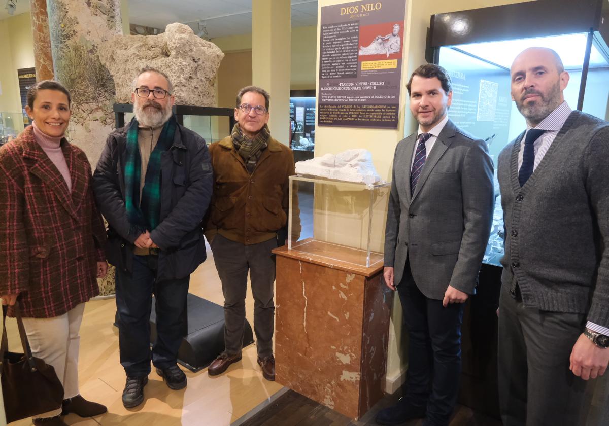 Autoridades junto a la pueza del 'Nilo de Igabrum' en el Museo Arqueológico de Cabra