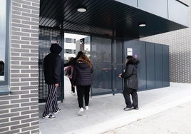 Invasión okupa en Carabanchel: peleas, basura en el patio y brujería