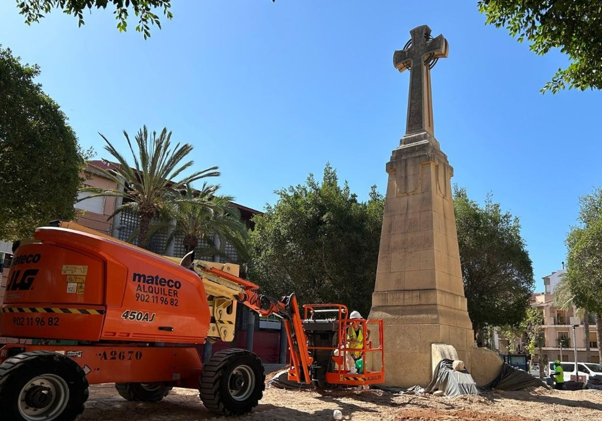 Obras del Jardín de la Concordia junto a la Cruz de Germanías realizadas por el Ayuntamiento de Elche