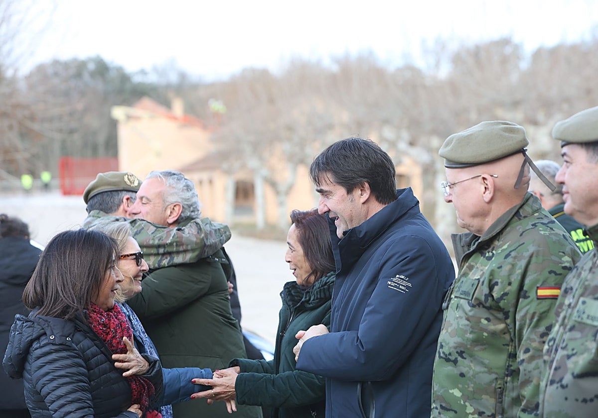La ministra de Defensa, Margarita Robles, y el consejero de Medio Ambiente, Juan Carlos Suárez-Quiñones, visitan las instalaciones del acuartelamiento de Monte la Reina