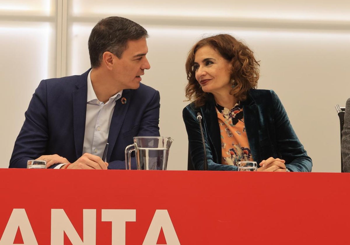 Pedro Sánchez charla con María Jesús Montero en la primera reunión de la nueva Ejecutiva Federal del PSOE tras el congreso de Sevilla