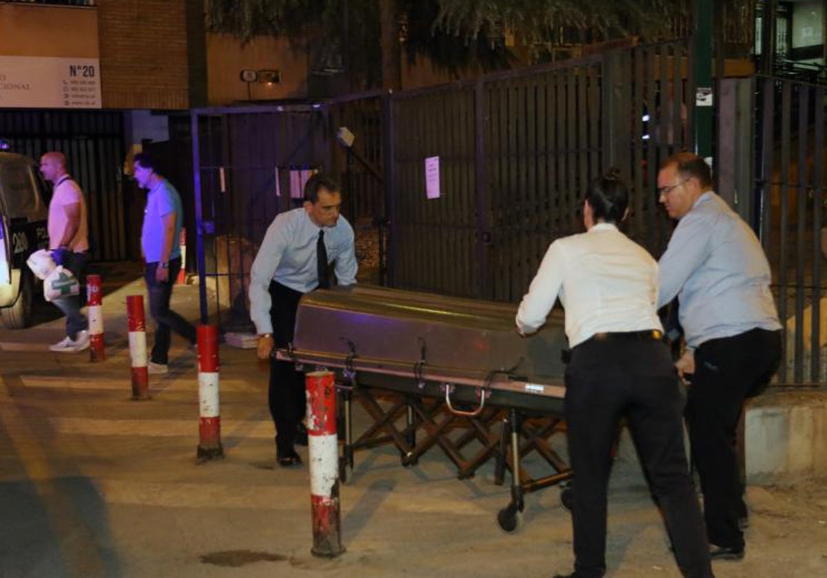 Imagen del traslado de una de las víctimas de la violencia machista en Granada