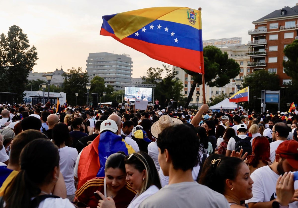 Ciudadanos venezolanos en una manifestación en Madrid