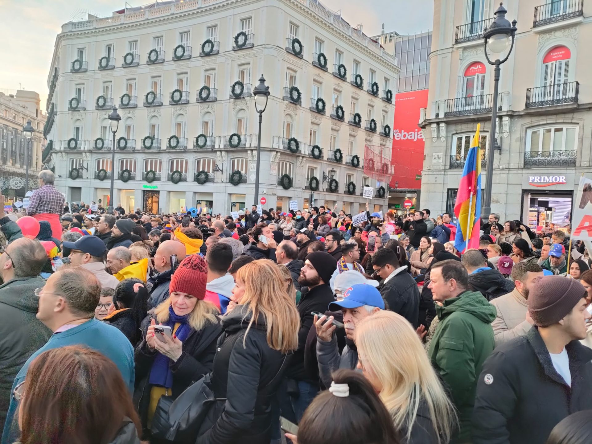 Asistentes a la protesta de este jueves en Sol en favor de Edmundo González.