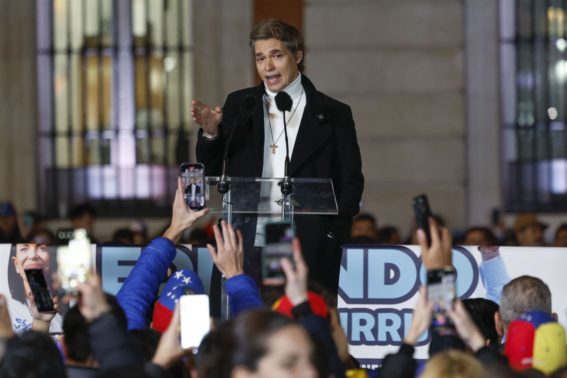 El cantante venezolano Carlos Baute interviene durante la manifestación a favor de Edmundo González en Madrid.
