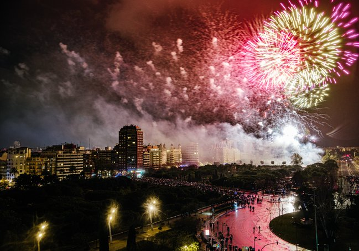 Imagen de archivo de un castillo de fuegos artificiales en Valencia