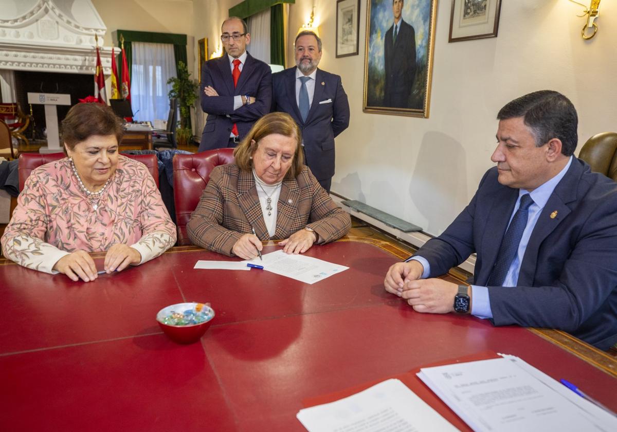 Firma de la compraventa del Edificio de Centros Universitarios