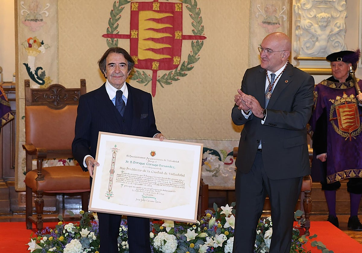 Enrique Cornejo recibe el título de Hijo Predilecto de la Ciudad de Valladolid de manos del alcalde