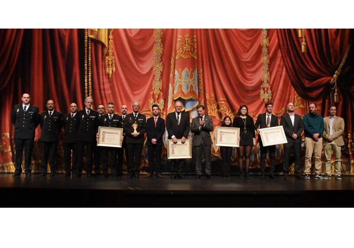 Foto del alcalde, Manuel Serrano, con los premiados