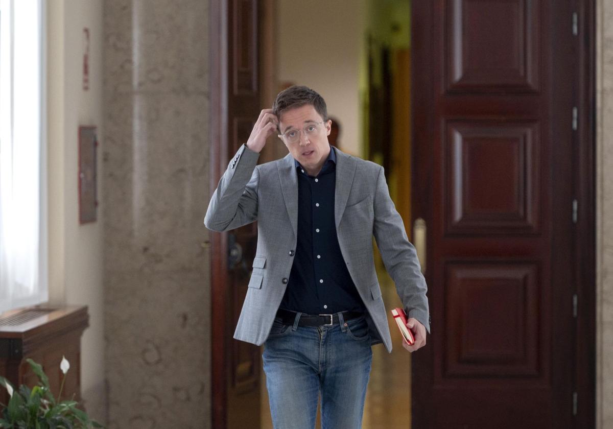 El diputado de Sumar, Iñigo Errejón, en los pasillos del Congreso