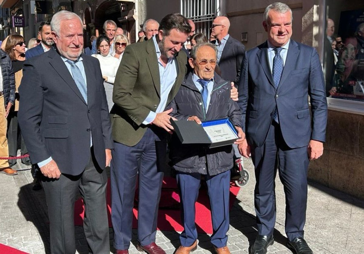 El fundador de la empresa Pikolinos, Juan Perán Ramos, junto al alcalde, Pablo Ruz, con un documento como Hijo Adoptivo de Elche