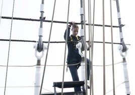 Con chándal azul marino y un arnés de seguridad: la Princesa Leonor sube a un palo de Elcano