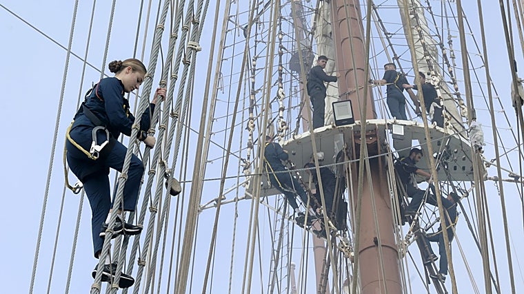 Con chándal azul marino y un arnés de seguridad: la Princesa Leonor sube a un palo de Elcano