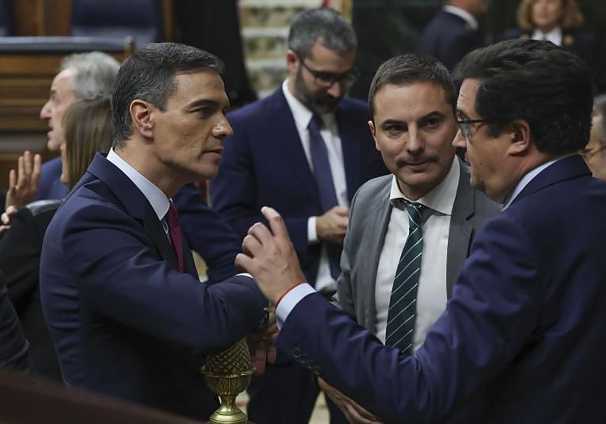 Pedro Sánchez, Juan Lobato y Óscar López, en el Congreso de los Diputados en una imagen de noviembre de 2023