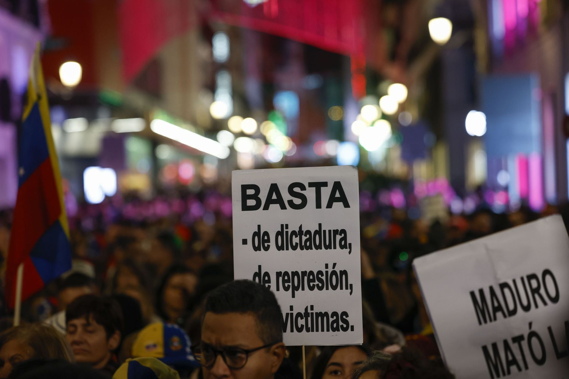 «Basta de dictadura, de represión»,  entre las proclamas de la manifestación en Madrid a favor de Edmundo González.