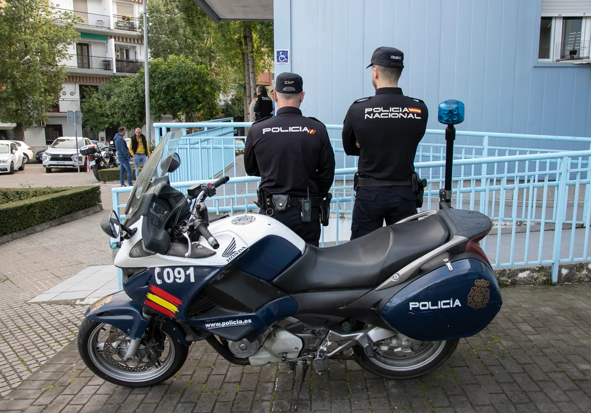 Dos agentes de la Policía Nacional junto a una motocicleta en la Comisaría de Fleming