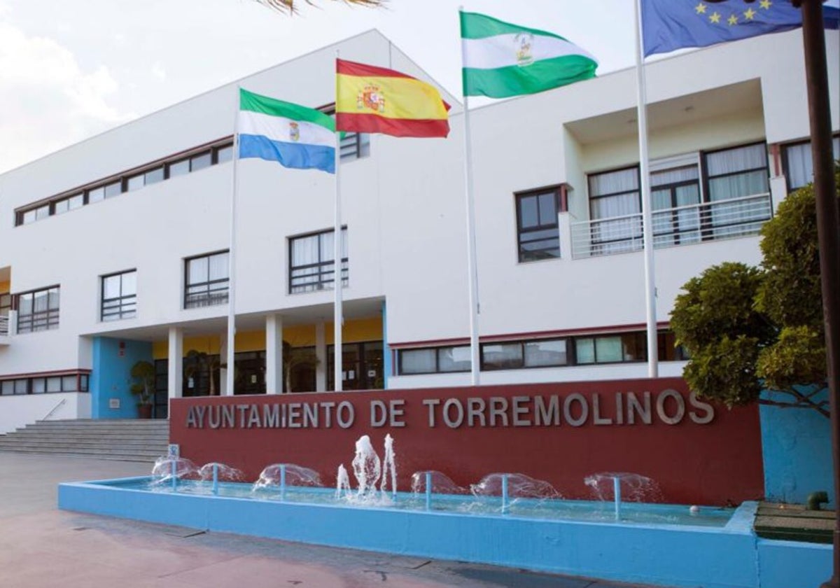 Vista del exterior del Ayuntamiento de Torremolinos