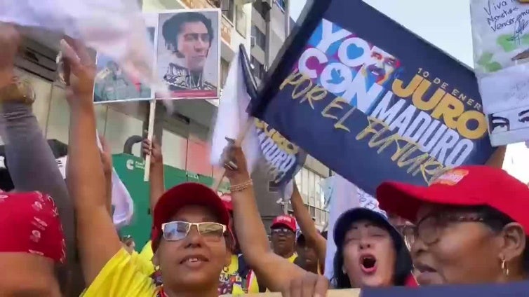 Chavistas marchan para acompañar la toma de posesión presidencial de Nicolás Maduro.