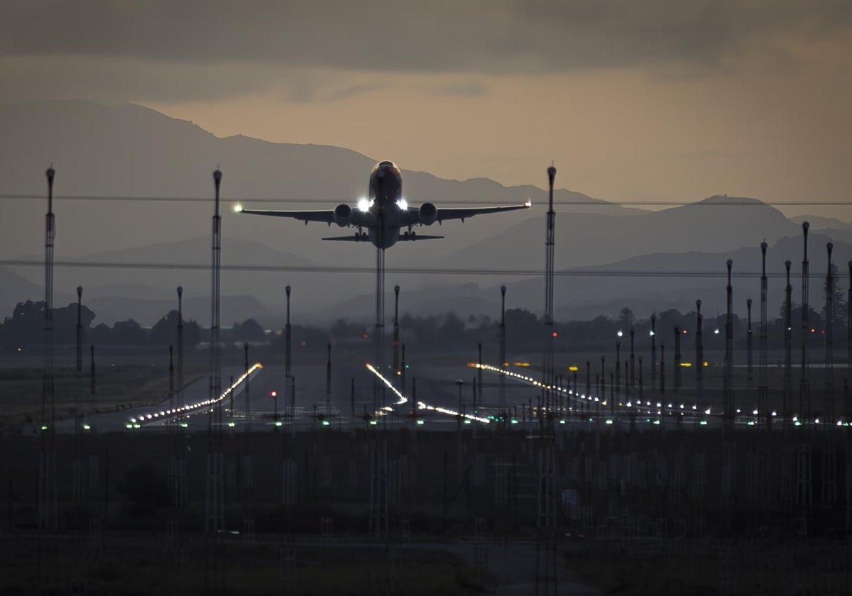 Un avión aterriza en el aeropuerto de Alicante-Elche Miguel Hernández