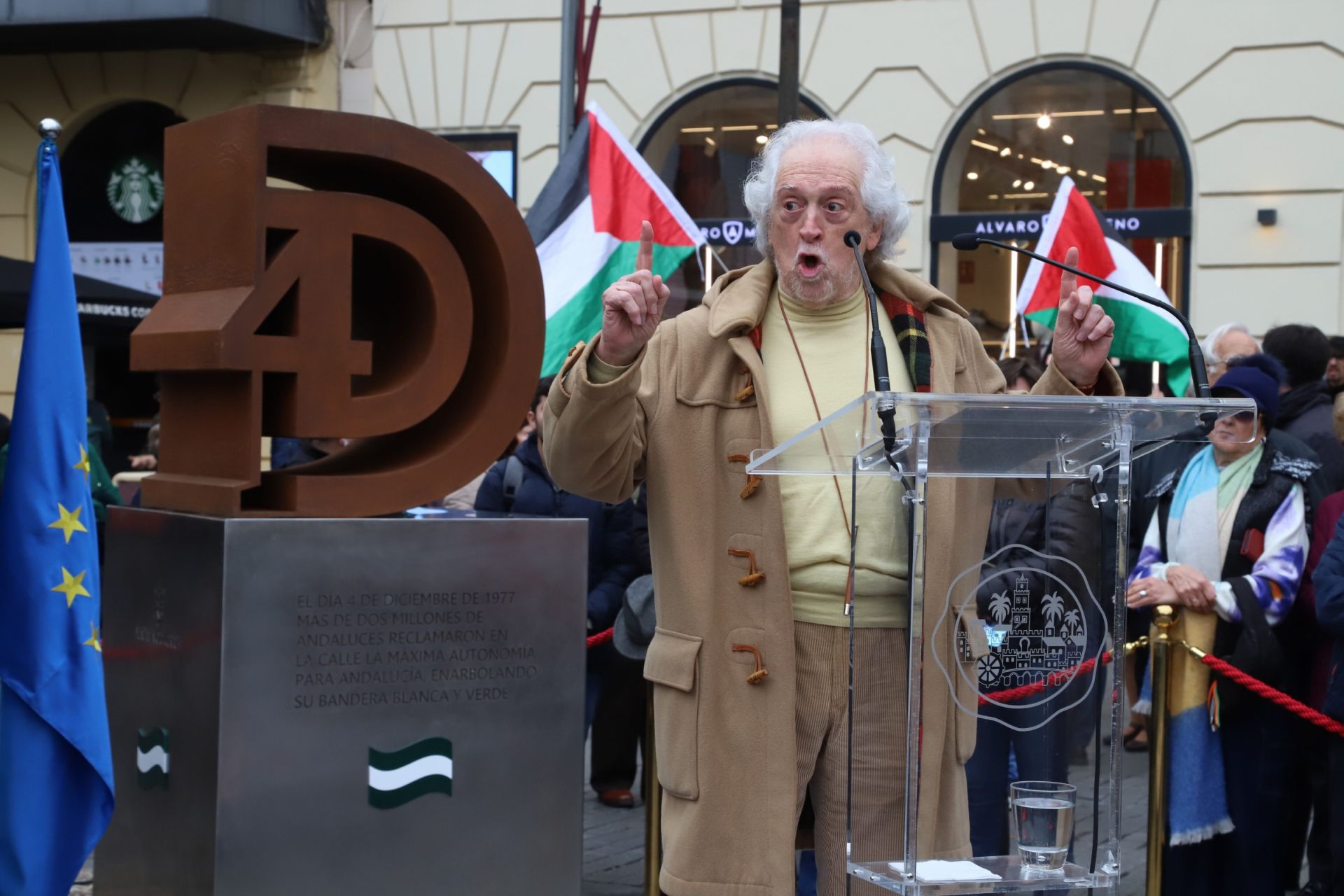 En imágenes, la inauguración de la escultura del 4D en Córdoba