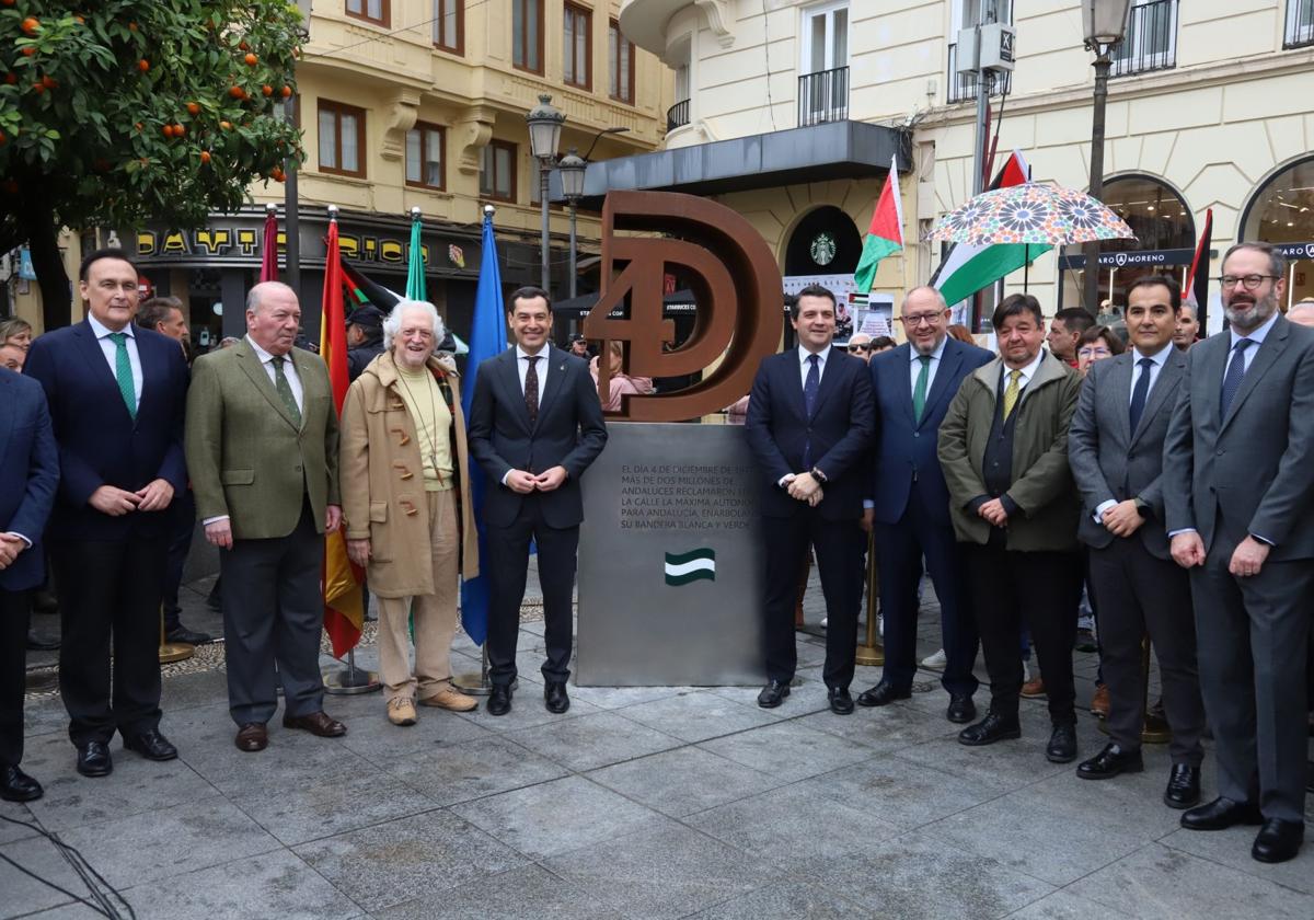 Inauguración de la escultura por el Día de la Bandera en la plaza de las Tendillas de Córdoba.