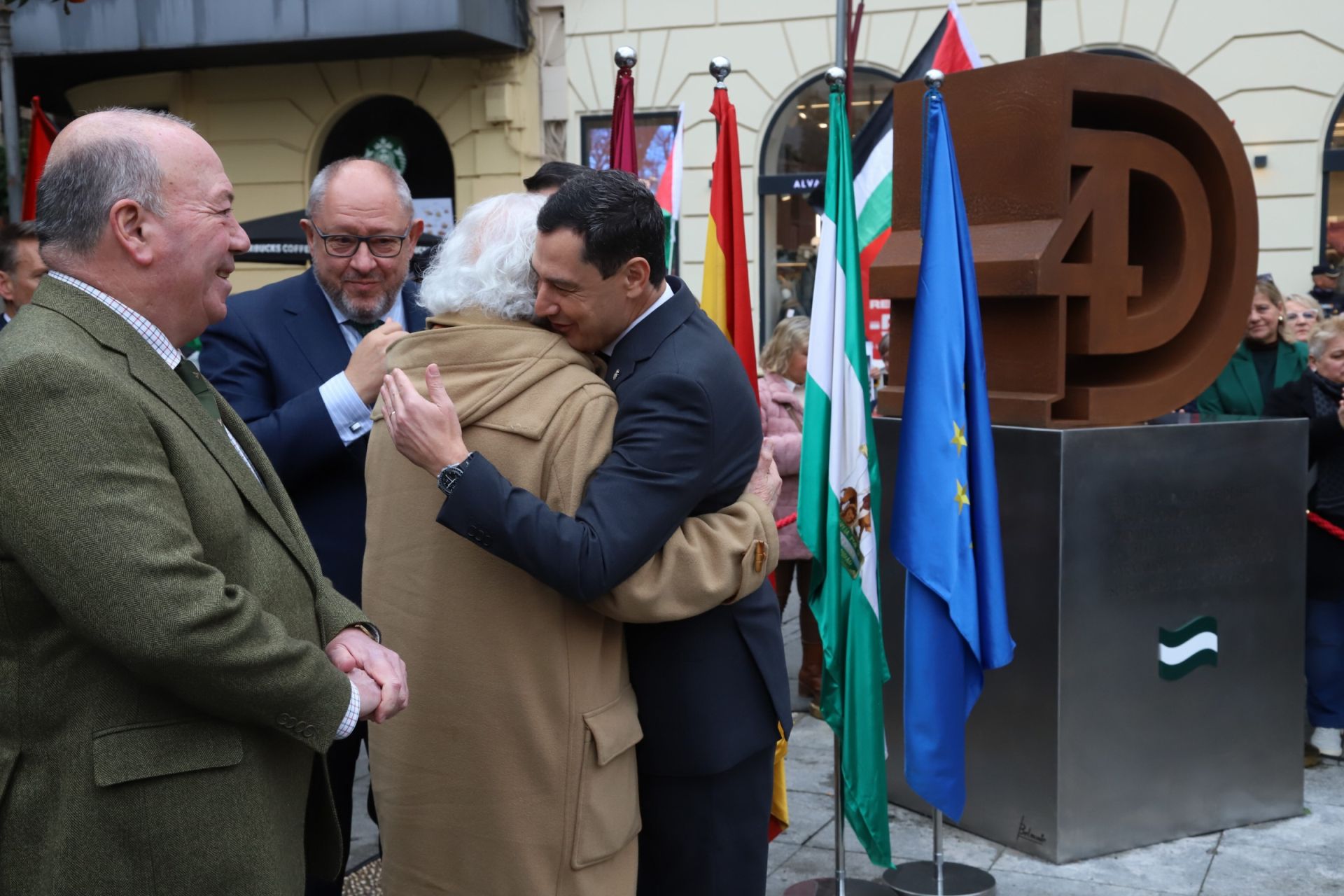 En imágenes, la inauguración de la escultura del 4D en Córdoba