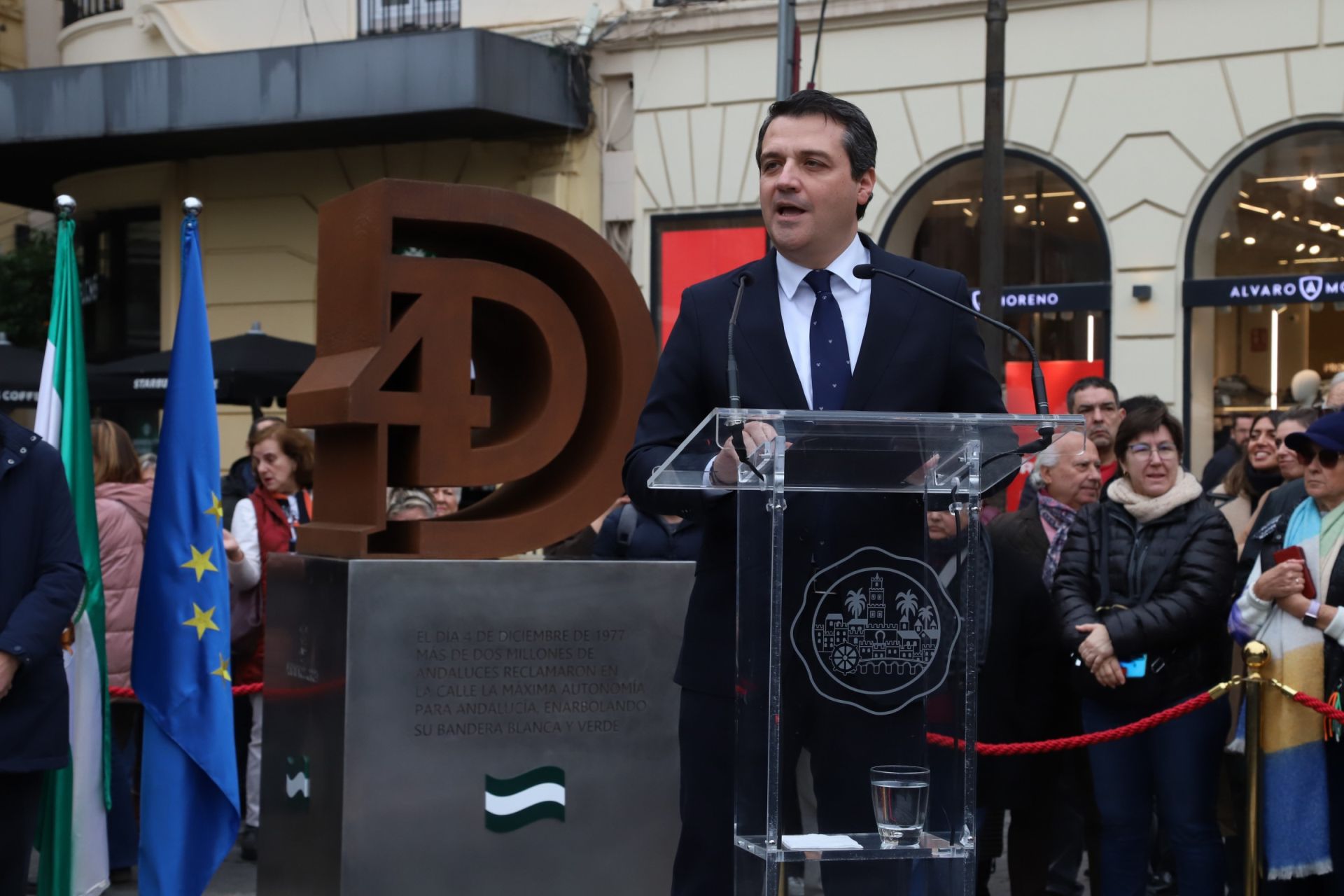 En imágenes, la inauguración de la escultura del 4D en Córdoba