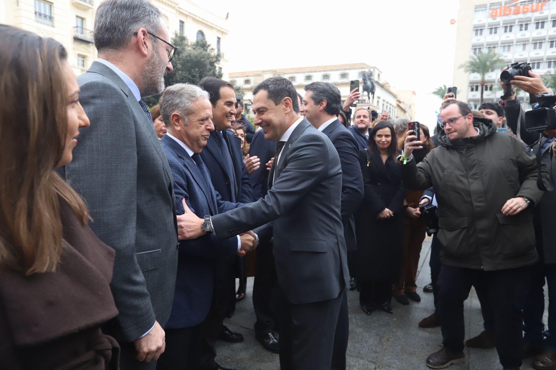 En imágenes, la inauguración de la escultura del 4D en Córdoba