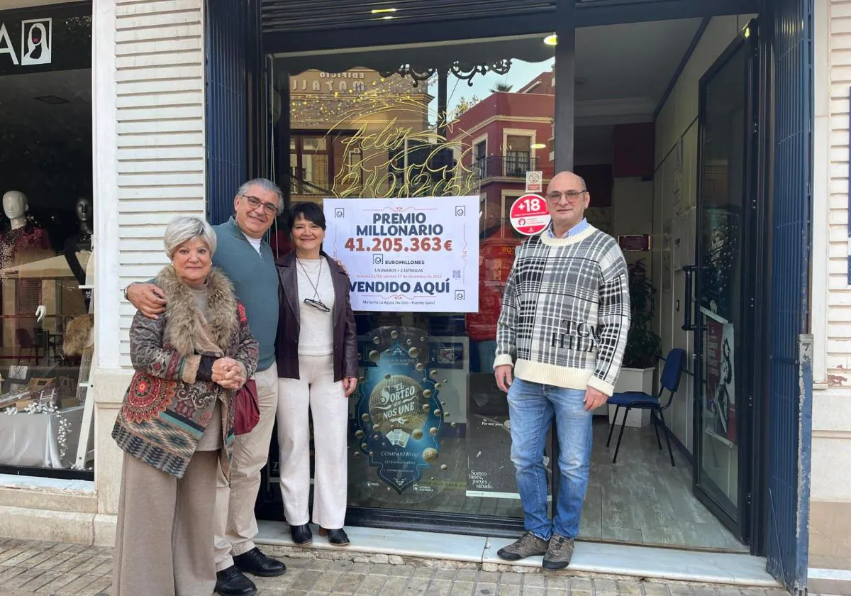 La vendedora del boleto junto a familiares en la puerta de la administración.