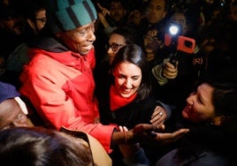 Irene Montero celebra la presentación de su libro arropada por cientos de personas y esquivando las amenazas de Desokupa