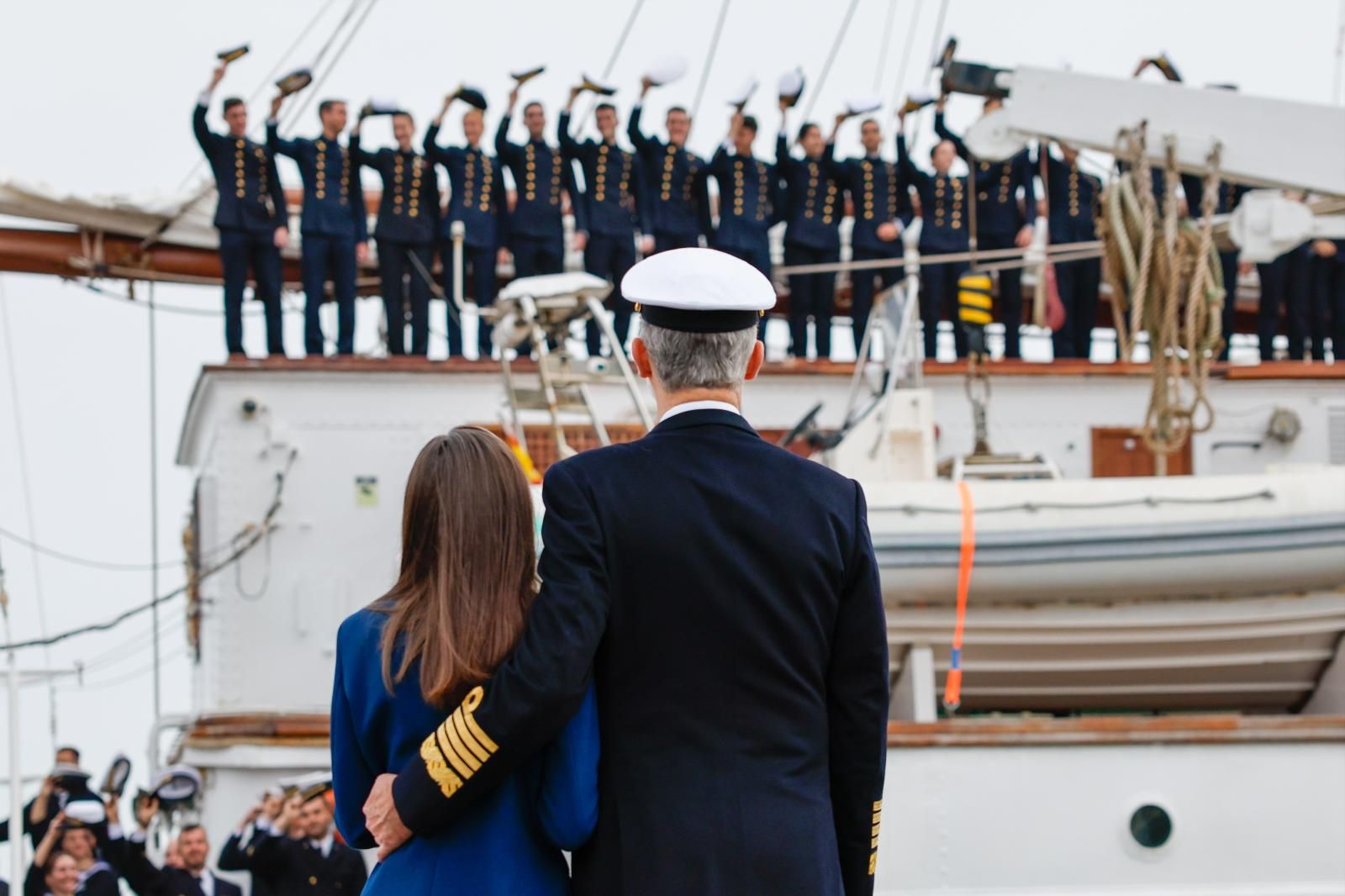 Los reyes Felipe y Letizia se han despedido esta sábado, en Cádiz, de la princesa Leonor, que este mediodía ha partido, junto a otros 75 guardiamarinas, en el 97 crucero de instrucción del buque escuela de la Armada española Juan Sebastián de El Cano.