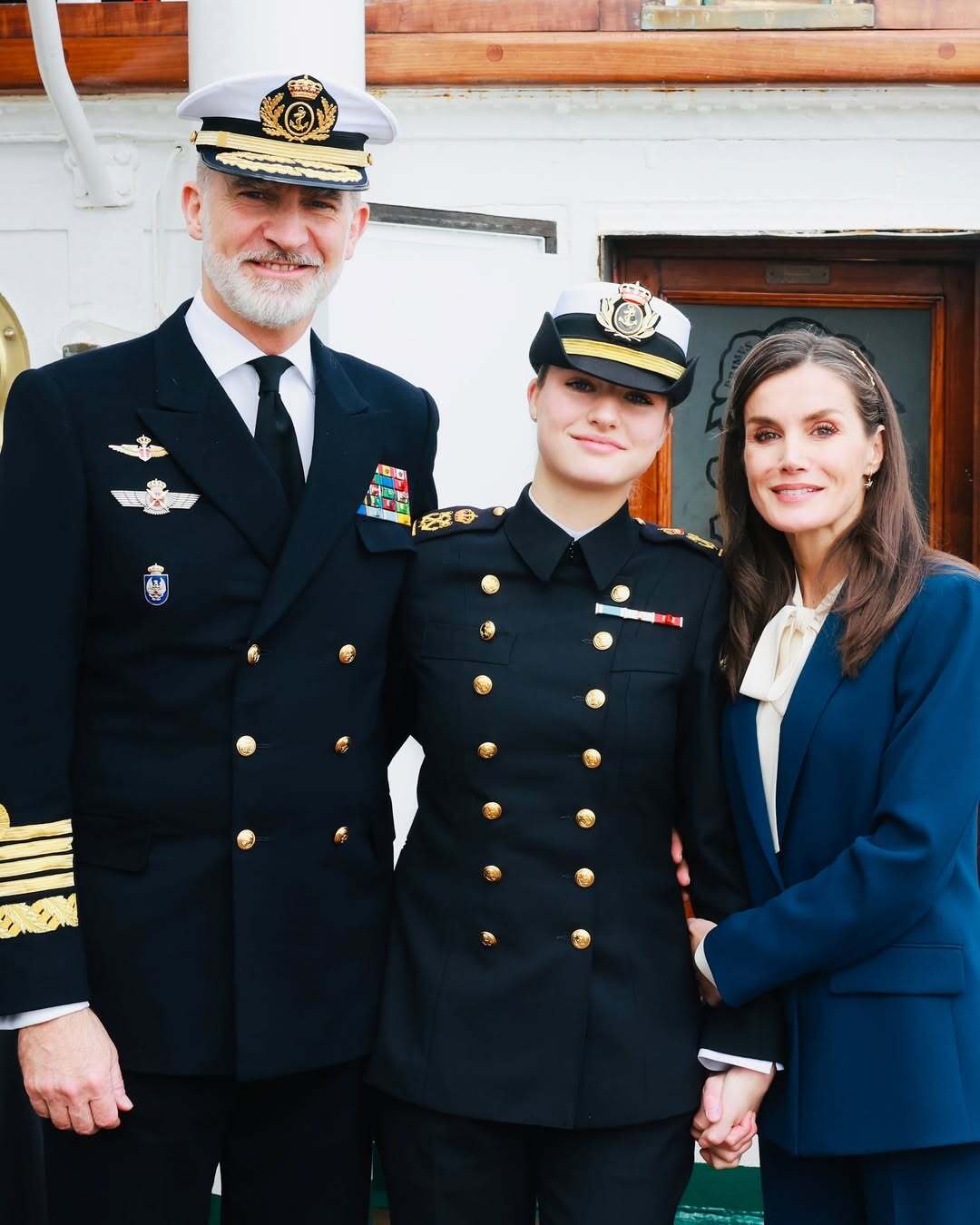 Los Reyes han presidido esta mañana en el Puerto de Cádiz la salida a la mar del Buque Escuela “Juan Sebastián de Elcano”, en el que la Princesa de Asturias ha embarcado como guardiamarina de primero para continuar con su formación militar junto al resto de sus compañeros en el XCVII Crucero de Instrucción.