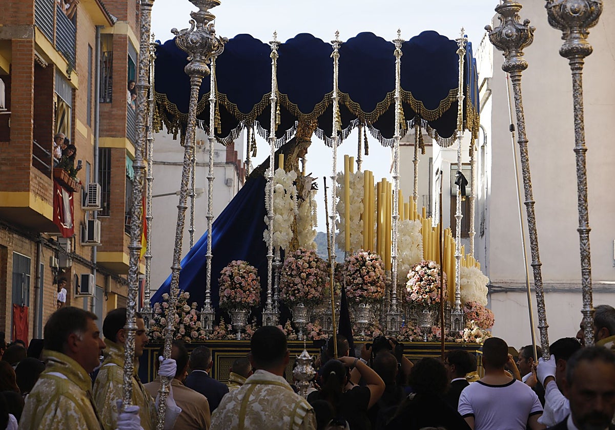 Palio de Nuestra Señora de la Estrella, durante la estación de penitencia del Lunes Santo de 2023