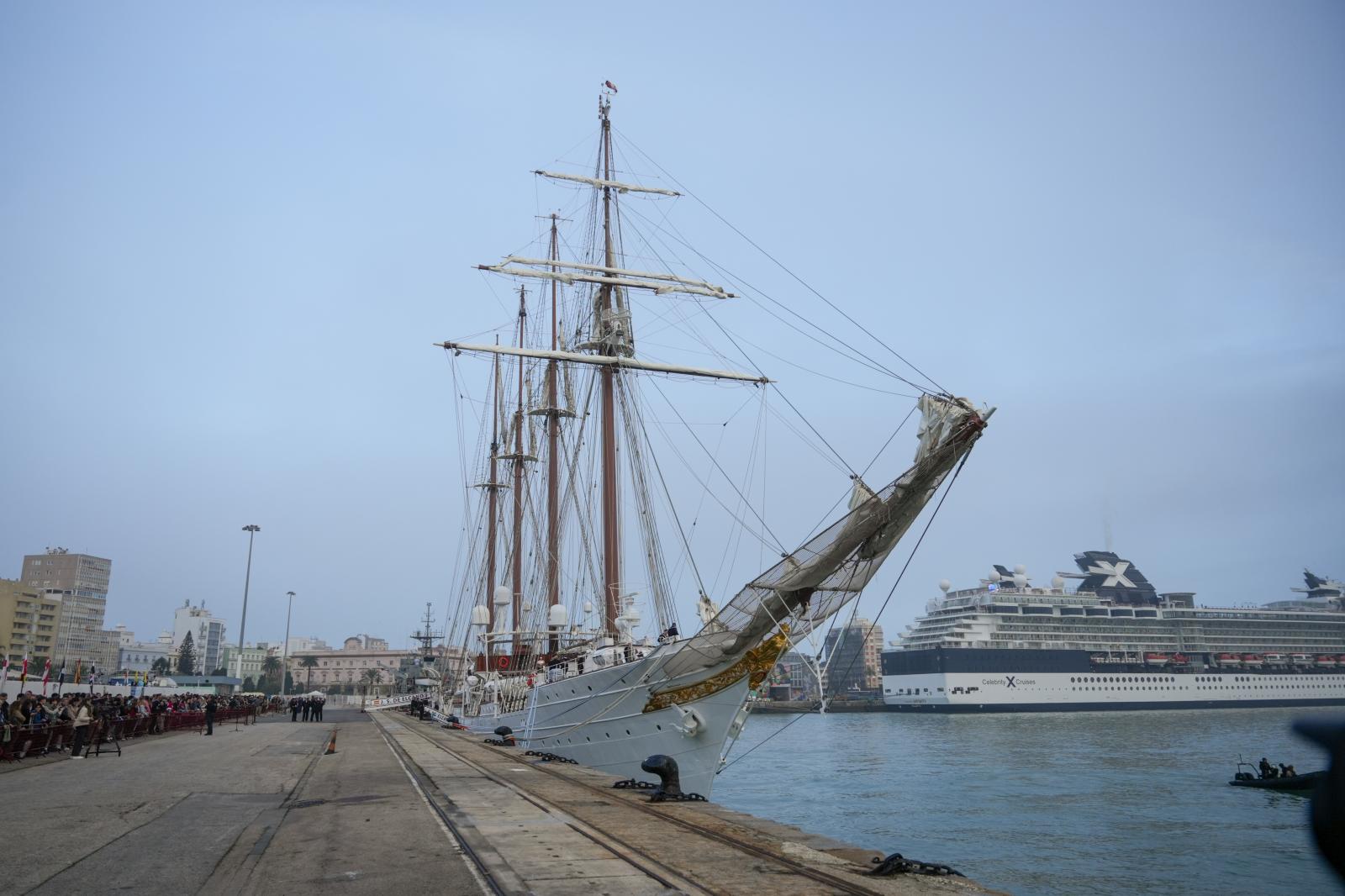 El Buque escuela Juan Sebastián de Elcano en el puerto de Cádiz, antes de que la Princesa Leonor y sus compañeros embarcasen.