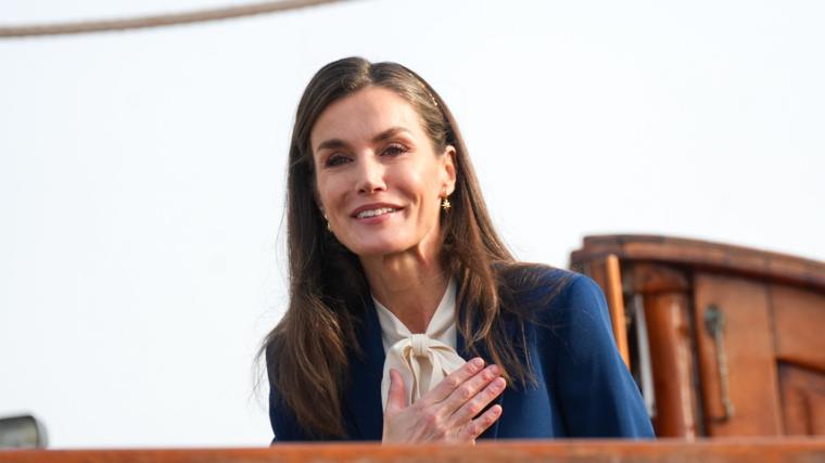 Doña Letizia saluda a los asistentes al zarpado del Juan Sebastián de Elcano
