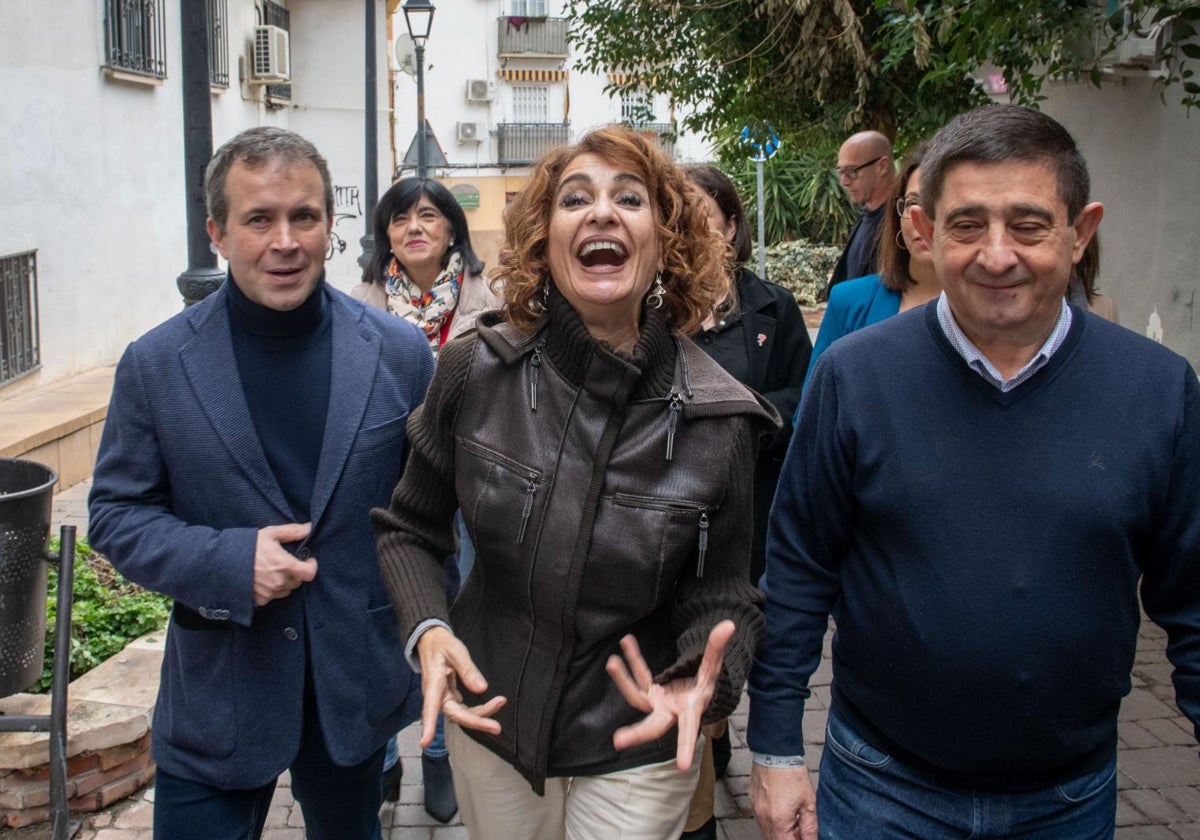 La vicepresidenta primera del Gobierno, María Jesús Montero, junto al líder del PSOE de Jaén, Francisco Reyes (d) y el actual alcalde de Jaén, Julio Millán