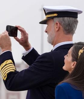 Imagen secundaria 2 - Don Felipe y Doña Letizia, además de Reyes, fueron dos padres que no ocultaron su emoción ante la despedida de su hija para completar su formación militar