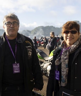 Imagen secundaria 2 - Aficionados en la campa: el club búlgaro afincado en España Brigada MG, el grupo vallisoletano de amigas de Corcos y Quintanilla compuesto por Begoña, Sofía, Tania y Ana, y Ángel Botes (Barcelona) junto a su amiga tinerfeña Hilda Rosa Cruz