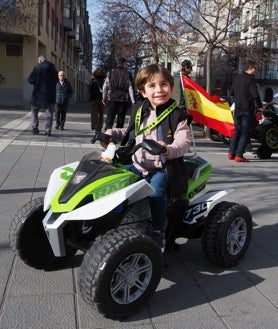 Imagen secundaria 2 - Club de motos Project Rider (Valladolid) y El Refregón (Extremadura). El pequeño Mateo en su quad, listo para el desfile de banderas