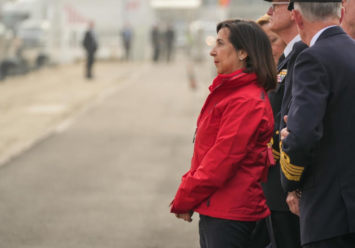 La ministra de Defensa, Margarita Robles, durante la partida del buque escuela Juan Sebastián Elcano