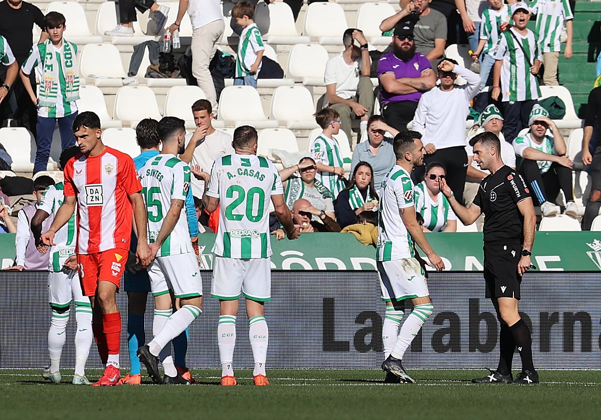 El árbitro habla con Lapeña durante el partido en El Arcángel
