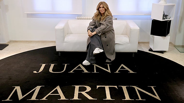 Martín posa delante de una alfombra con su nombre