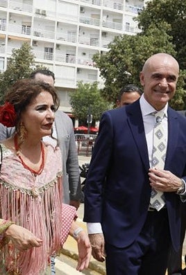 Montero, junto a Antonio Muñoz en la Feria de Abril de 2024