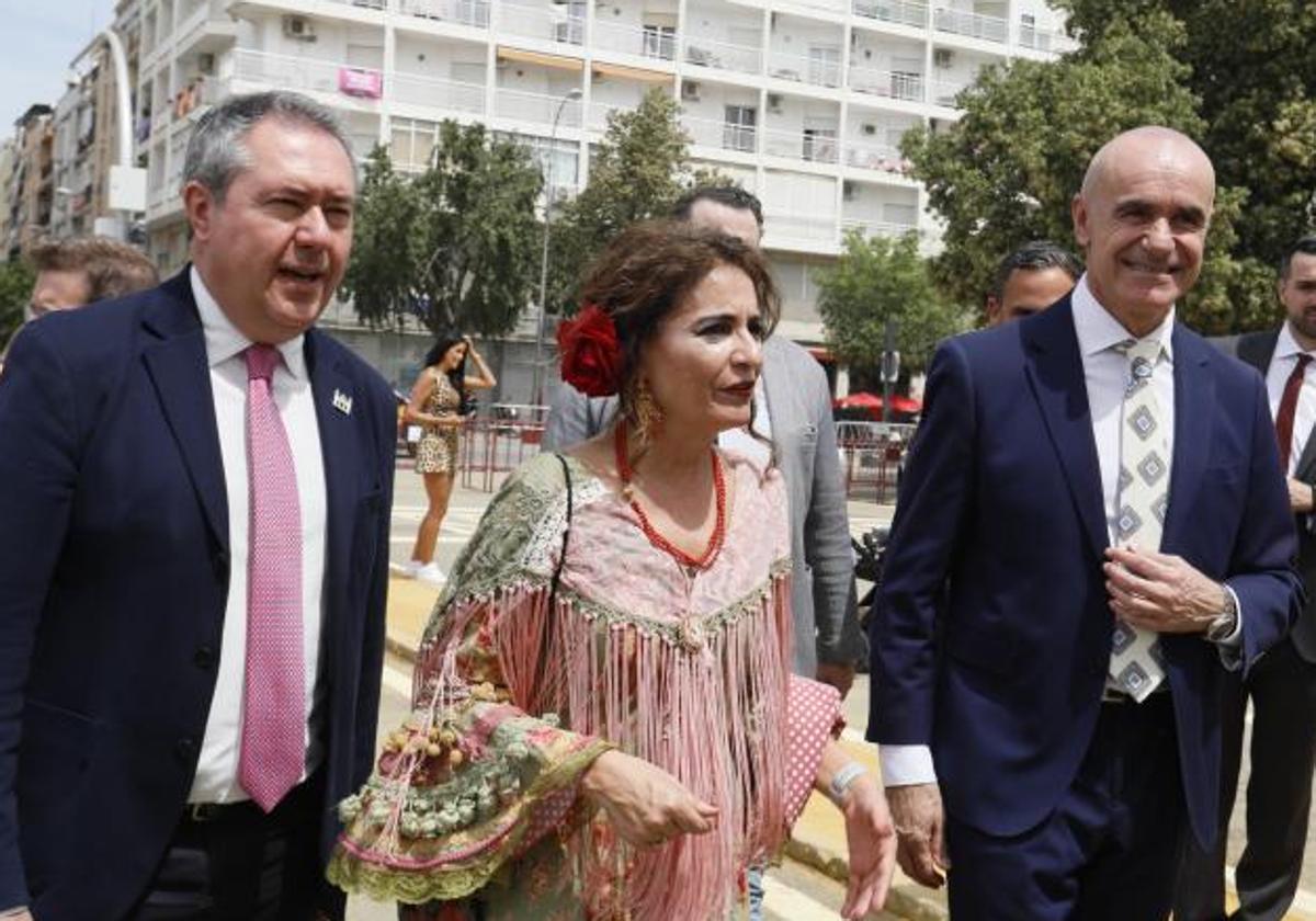 Montero, flanqueada por Espadas y Muñoz en la Feria de Abril de 2024