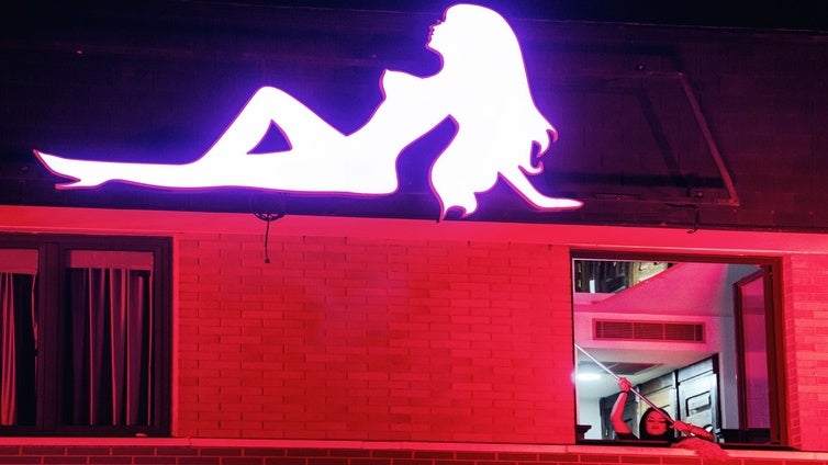 Prostitución sin freno: la trata itinerante y redes de cibercaptadores llenan los clubes y los pisos burdel