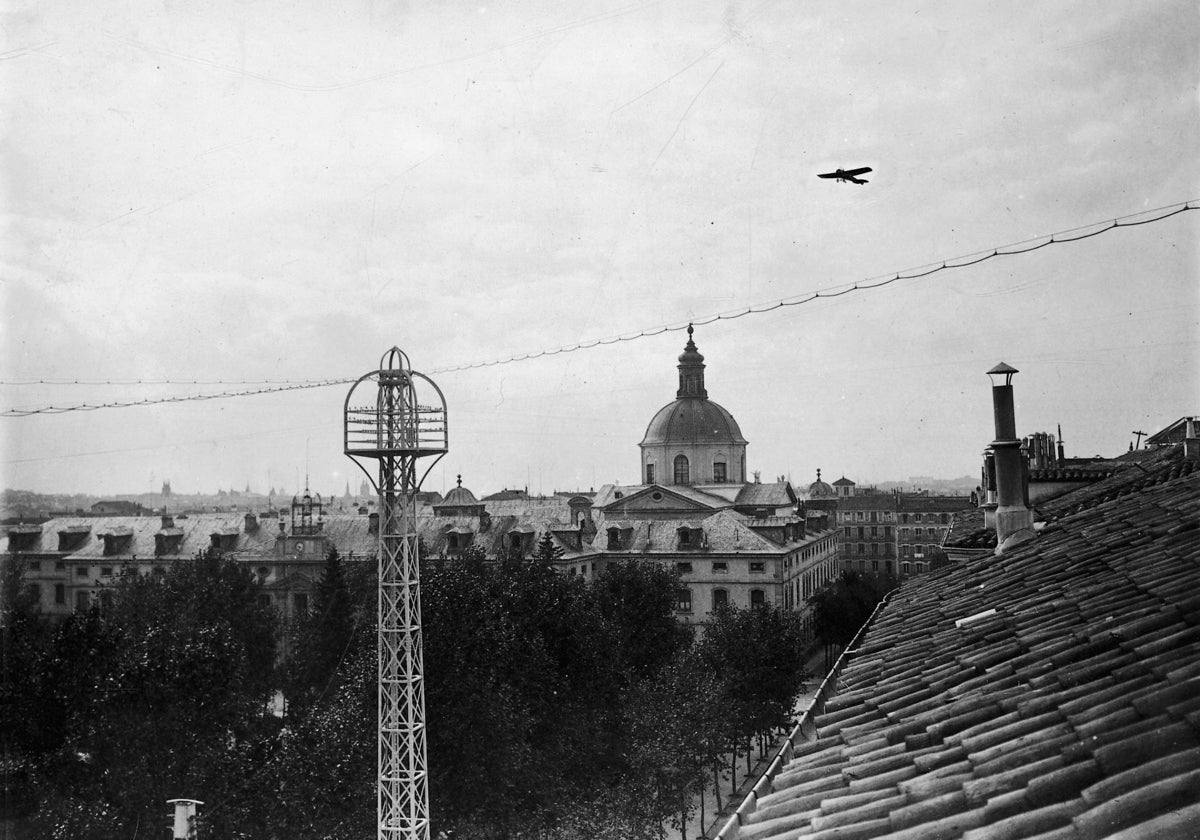 El monoplano, sobrevolando el centro de Madrid en octubre de 1911