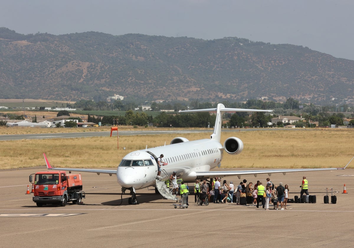 Pasajeros ante uno de los vuelos de Air Nostrum este pasado 2024 en el aeropuerto de Córdoba