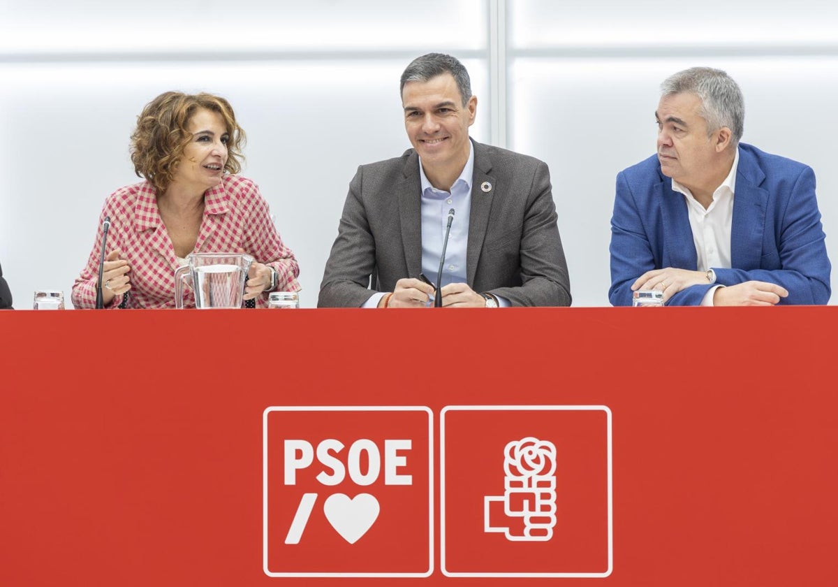 El presidente del Gobierno, Pedro Sánchez, junto a María Jesús Montero y Santos Cerdán durante la primera reunión de la Comisión Ejecutiva Federal del PSOE en 2025